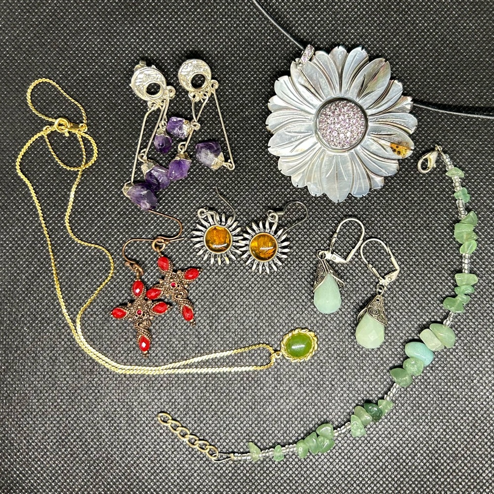 Assorted vintage jewelry with some amethyst and jade